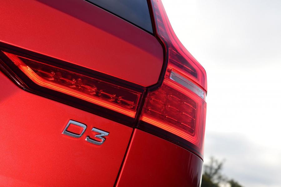 Детали экстерьера Volvo V60 D3 Momentum 2018 года  (UK) (фото 9 из 13)